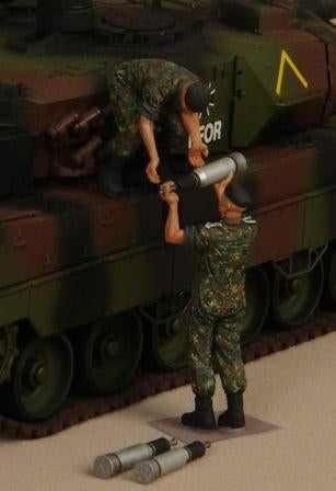 Bundeswehr Panzersoldaten beim aufmunitionieren KPz Leopard