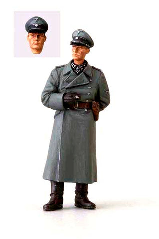 Deutscher WSS Offizier mit Mantel