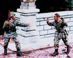 Ergebender US Fallschirmjäger & Deutscher Soldat