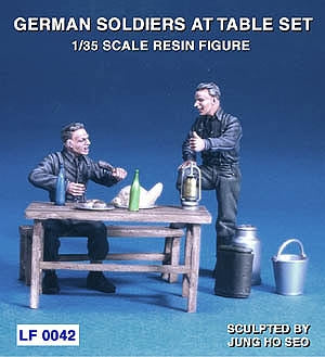 Deutsche Soldaten mit Tisch und Bank 1942