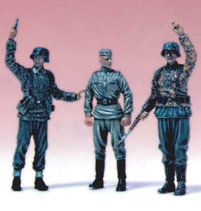 WSS Grenadiere mit russischem Kriegsgefangenen 1943