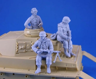 Deutscher Panzerkommandant mit 2 Panzergrenadieren
