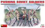 Russische Soldaten beim LKW anschieben WWII