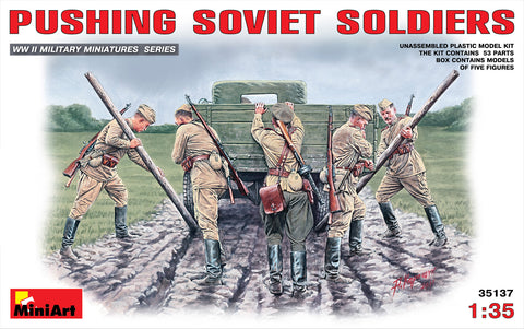 Russische Soldaten beim LKW anschieben WWII