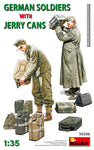 Deutsche Soldaten mit Kanistern WWII