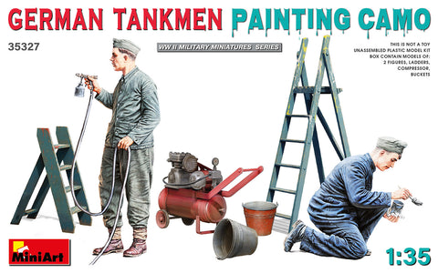 Deutsche Panzersoldaten beim Fahrzeug tarnen WWII