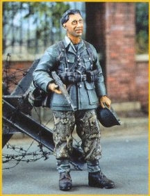 Pausierender deutscher Soldat 1944