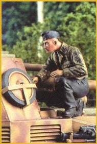 kniender deutscher Panzersoldat 1943