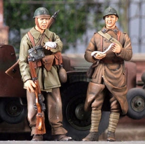 Verwundeter französischer Kradmelder mit Soldat Mai 1940