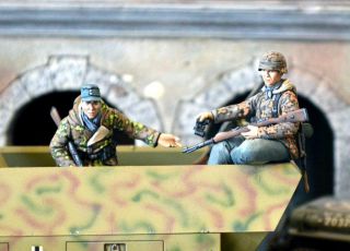 Deutsche Soldaten bei der Rast im Sd-Kfz.251 Winter 1944