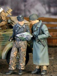 Deutscher Panzeroffizier mit Feldwebel Dez. 1944