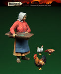 Alte russische Frau mit Hühnern