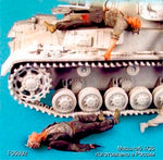 Verwundete deutsche Panzersoldaten beim ausboten #3