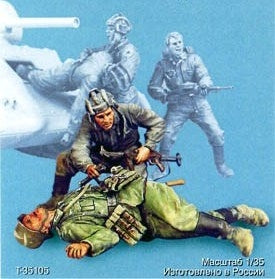 Russischer Panzersoldat plündert gefallenen deutschen Landser Sommer 1939-42