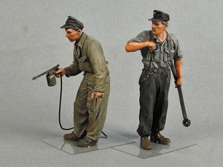 Deutscher Panzersoldaten bei Fahrzeug tarnen