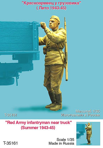 Russischer Infanterist schließt LKW-Ladeklappe Sommer 1943-45