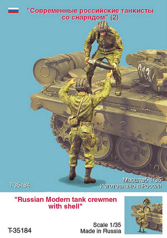 Moderne russische Panzersoldaten beim aufmunitionieren