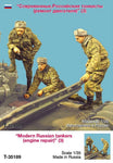 Moderne russische Panzersoldaten bei der Motoreninstandsetzung