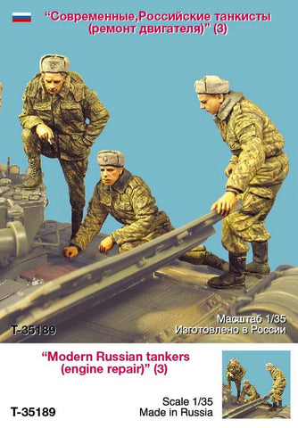 Moderne russische Panzersoldaten bei der Motoreninstandsetzung