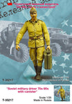 Russischer Militärkraftfahrer mit Kanister 70s-90s