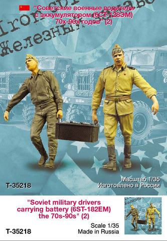 Russische Militärkraftfahrer tragen eine Batterie 70s-90s