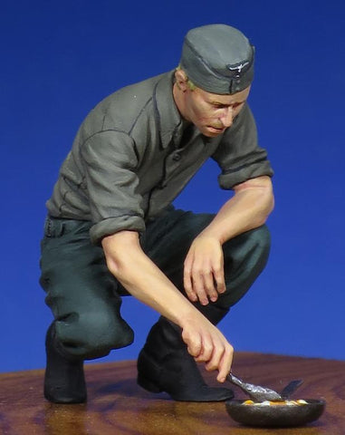 Deutscher Landser bei kochen WWII