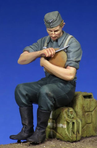 Deutscher Landser beim verpflegen WWII