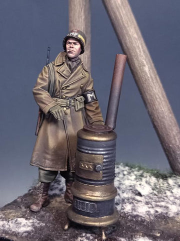 US Militär-Polizist mit Ofen Ardennen 1944