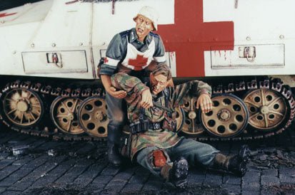 Deutscher Sanitäter mit verwundeten Kameraden WWII